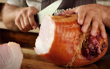 Рецепт: Окорок Тамбовский по-деревенски (окорок варено-копченый)